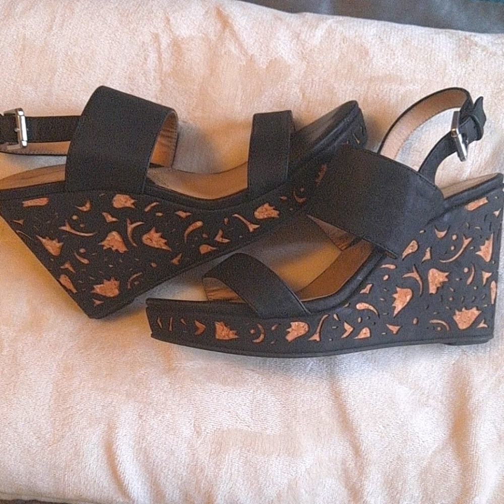 Adrienne Vittadini Cork&Black Wedges